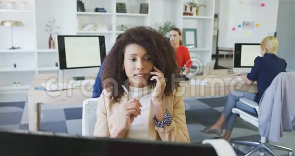商务女性在打电话视频的预览图