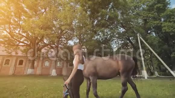 那个女孩和马一起走路视频的预览图