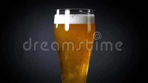 啤酒变成黑色的玻璃啤酒杯里有气泡视频的预览图