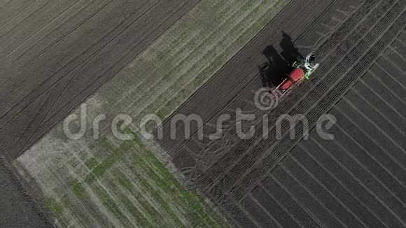拖拉机在田间播种粮食视频的预览图