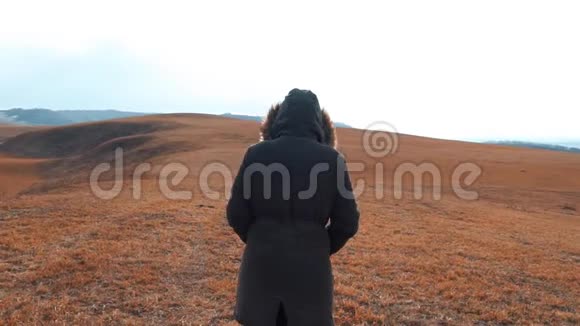 秋天女孩在田野上散步视频的预览图