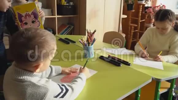 孩子们在学校画画视频的预览图