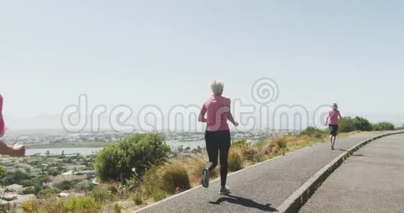 女运动员在路上奔跑视频的预览图