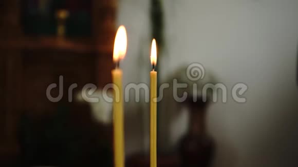 教堂的蜡烛就要熄灭了视频的预览图