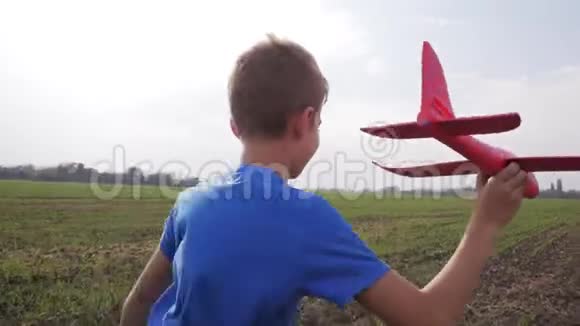 日落时坐飞机的男孩视频的预览图