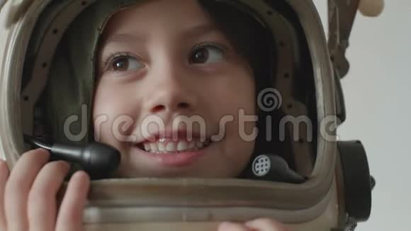 穿着宇航员服装的儿童面露微笑视频的预览图