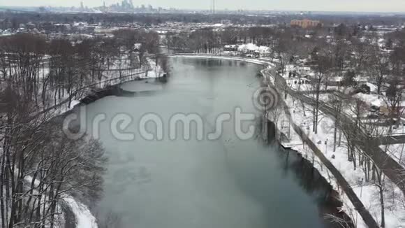 冰雪覆盖的冬季美丽湖泊鸟瞰图视频的预览图