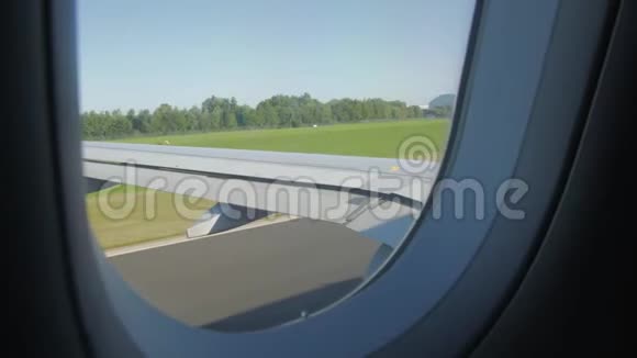 飞机从跑道起飞视频的预览图