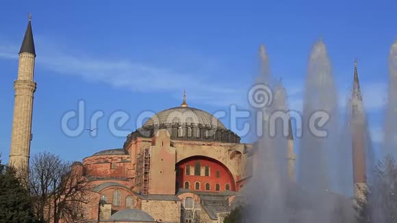圣索菲亚阿亚索菲亚在土耳其伊斯坦布尔的Sultanahmet广场公园游客众多穹顶埃米诺努视频的预览图