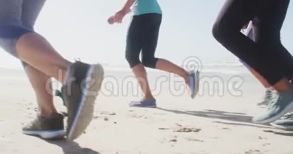 运动的女人在海滩上奔跑视频的预览图