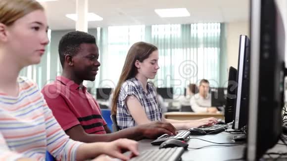 高中生在计算机课上一起工作视频的预览图