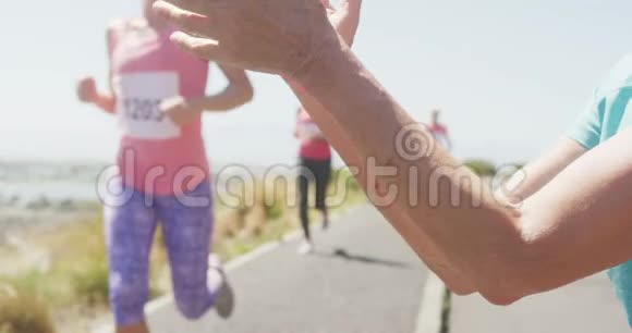 女运动员在路上奔跑视频的预览图