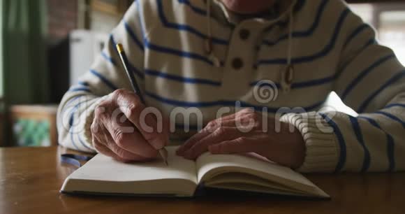 在家写书的老人视频的预览图