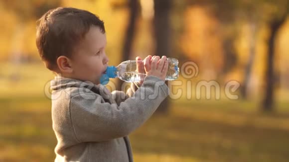 小男孩在喝水视频的预览图