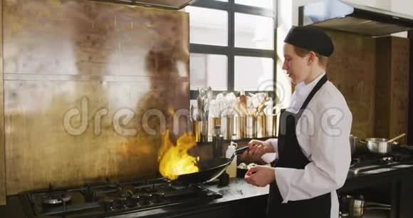 厨师用火煮蔬菜视频的预览图