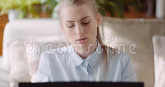微笑的女人在笔记本电脑上工作视频的预览图