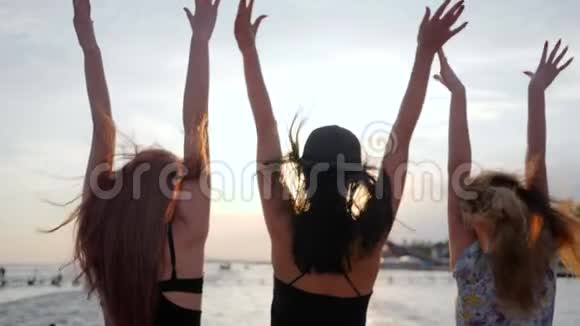 快乐的生活快乐的年轻女性在度假的背景下在闪亮的大海上跳舞女孩在堤岸上玩得开心最好视频的预览图