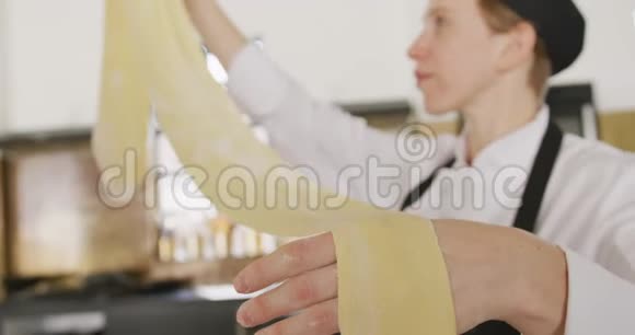 厨师展示她的意大利面面团视频的预览图