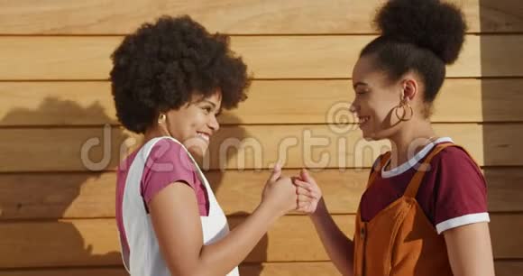 两个混血女人拥抱视频的预览图