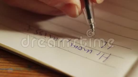 一只手拿着笔的极端特写视频的预览图