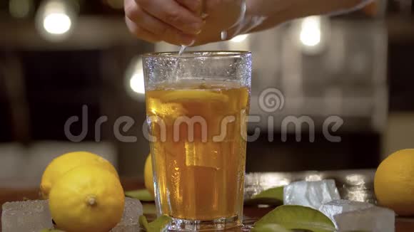 雄性手压榨柠檬视频的预览图