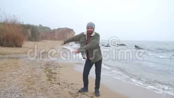 曼范在海滩上跳舞视频的预览图