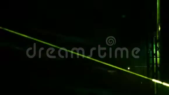 喜庆的表演不同颜色的激光光线在黑暗的背景下抽象地闪光视频的预览图