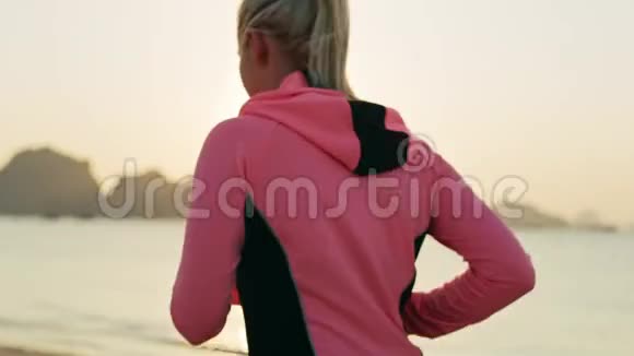 年轻女子跑步的侧视视频的预览图