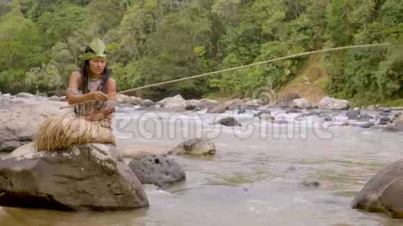 部落妇女在河中捕鱼视频的预览图