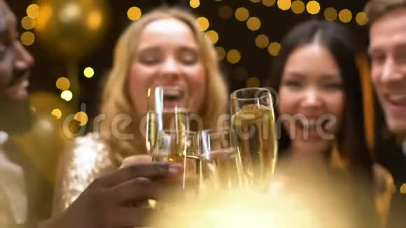 一群朋友在新年聚会上碰着香槟酒杯玩得开心视频的预览图