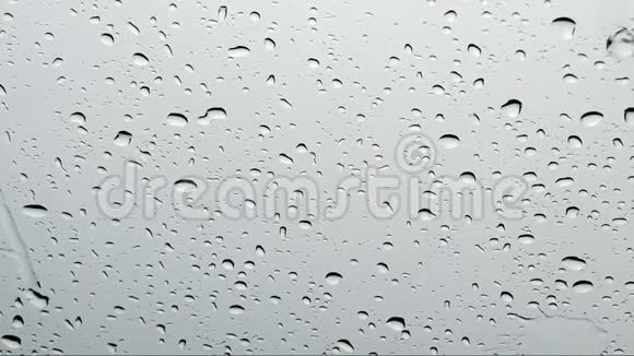 窗户上的雨滴视频的预览图