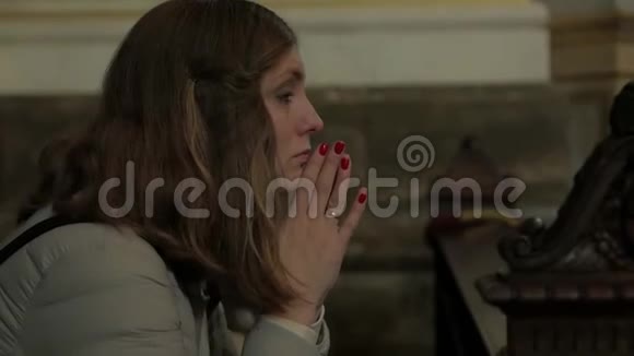 女人在教堂祈祷视频的预览图