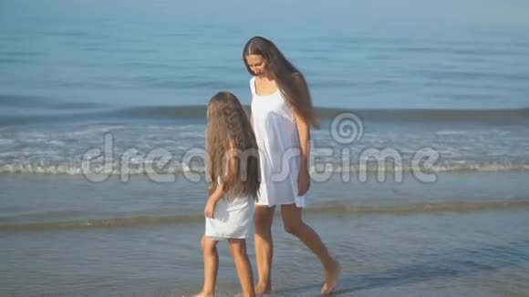 妈妈和女儿去海边视频的预览图
