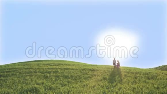 三个孩子正在爬山阳光明媚的春天视频的预览图