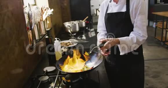 厨师用火煮蔬菜视频的预览图