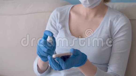 女人在清洁智能手机视频的预览图