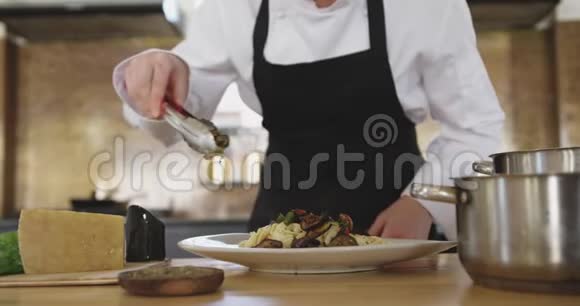 厨师在意大利面上添加蔬菜视频的预览图