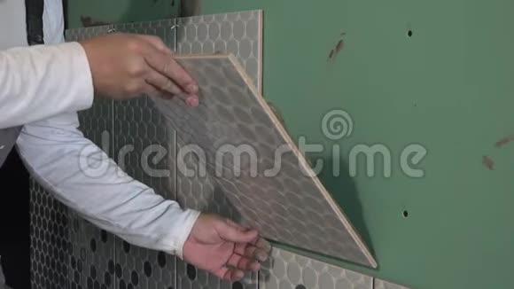 建筑工人在墙上贴瓷砖视频的预览图