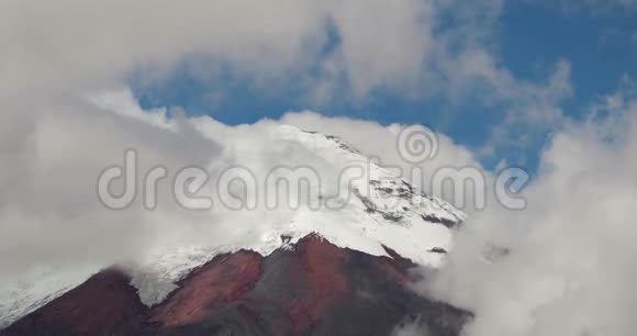 科托帕西火山在云层之间视频的预览图