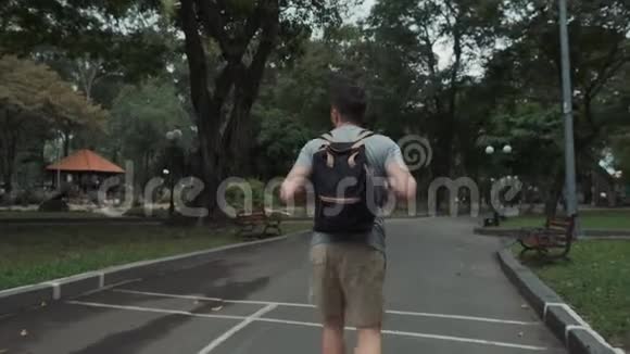 带背包的人在绿色城市公园视频的预览图