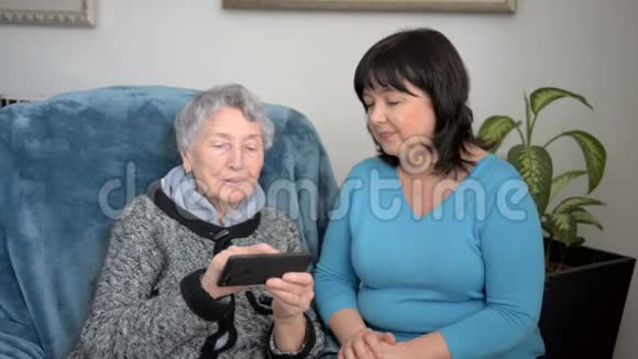女性照顾者教退休妇女如何使用智能手机视频的预览图