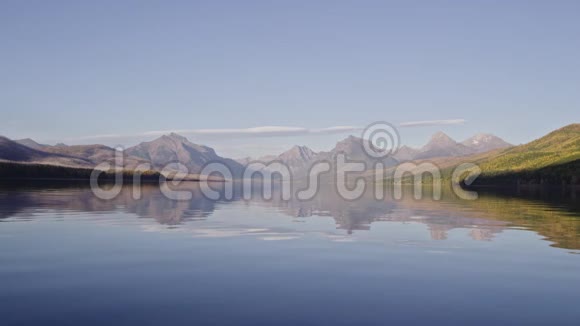 日落时的平原冰川湖视频的预览图