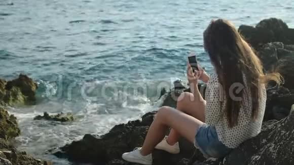 她喜欢独自在海边度过时光视频的预览图