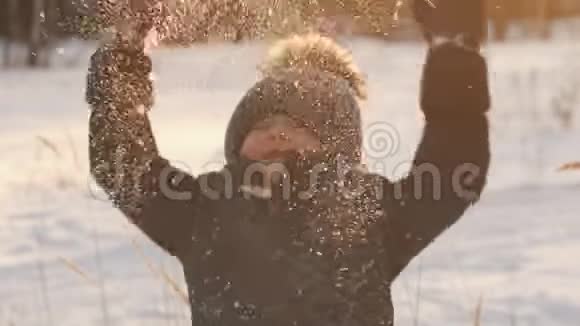 一个小男孩正在向空中扔雪视频的预览图