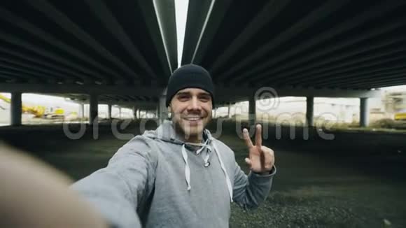 冬季在城市户外训练后快乐运动男子用智能手机自拍照片视频的预览图