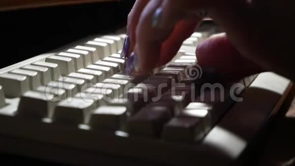 手在键盘上工作视频的预览图