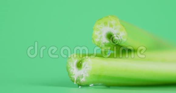 新鲜芹菜的汁茎视频的预览图