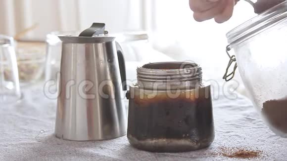 女人在厨房里煮咖啡视频的预览图