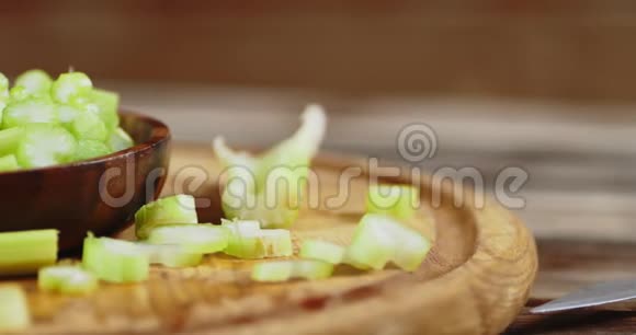 盘子里的新鲜芹菜视频的预览图