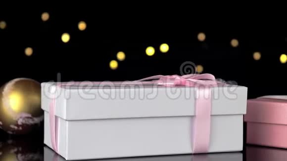 礼品盒放在光滑的桌子上视频的预览图